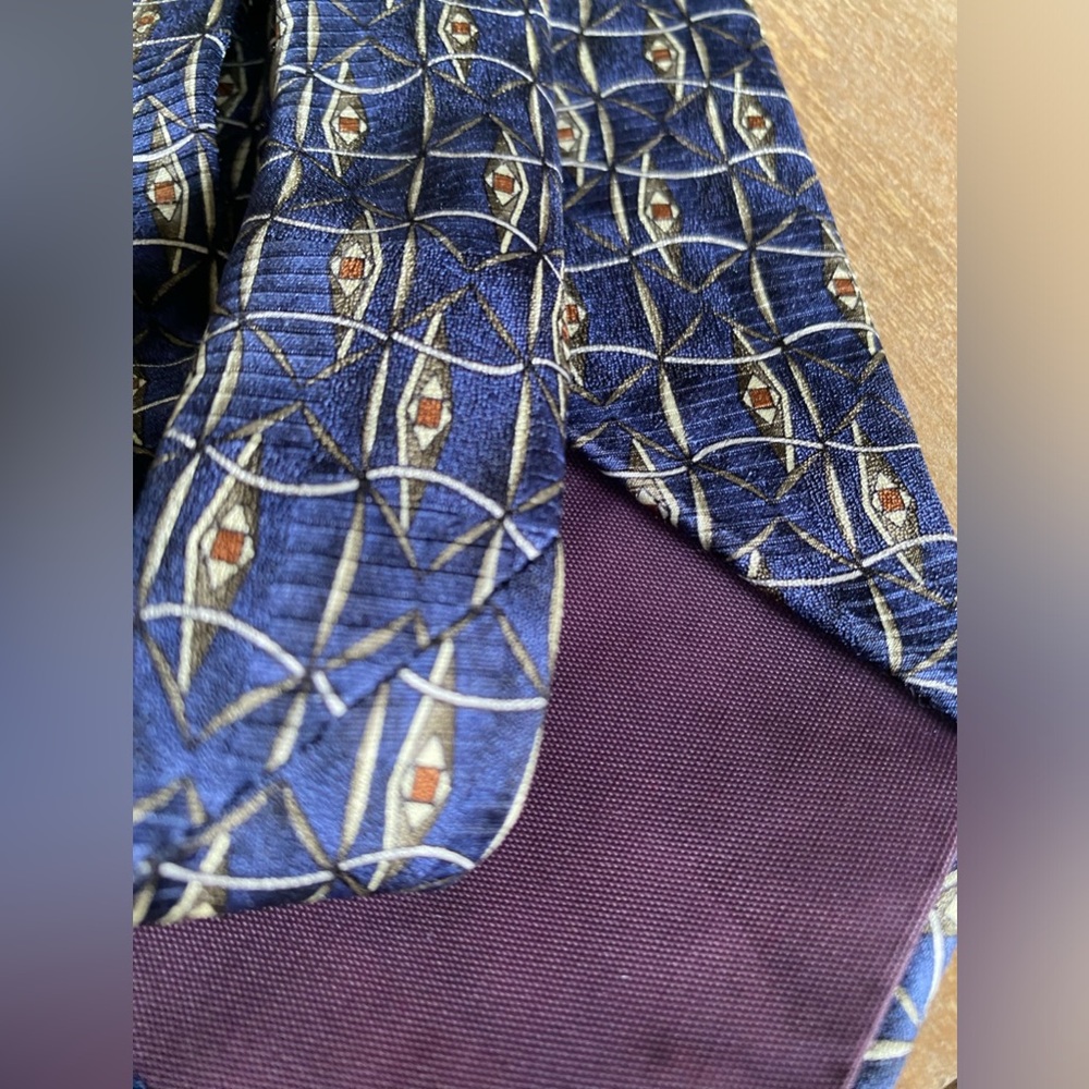 Cape Cod 100% silk necktie. - Picture 5 of 5